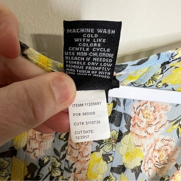 Torrid Sheer Floral Chiffon Pintuck Blouse size 2 - Picture 6 of 8